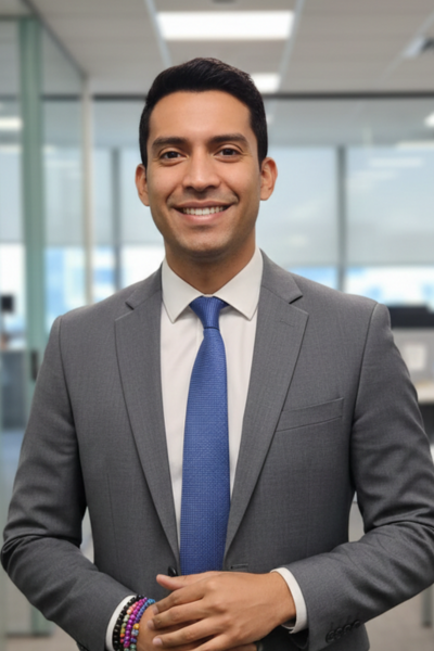 Nosotros cambia esta imangen con fondo de oficina una pose formal y con terno atraxctivo y sonriente, que sea foto de 34 (1)